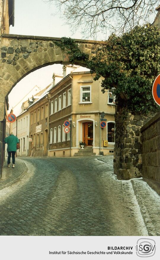 Straßenzug in Stolpen mit Torbogen