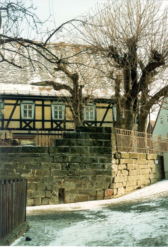 Straßenraum mit Sandsteinmauern in Hohnstein