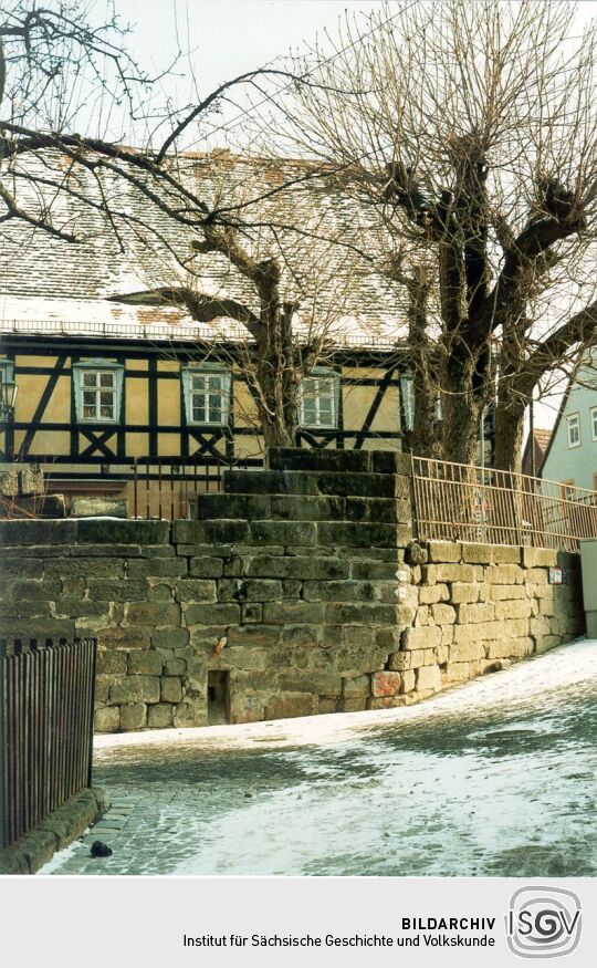 Straßenraum mit Sandsteinmauern in Hohnstein