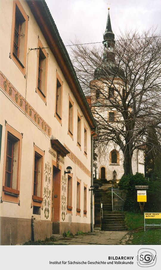 Wohngebäude an der Dorfkirche von Struppen