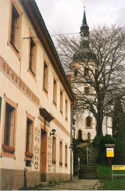Bild: Wohngebäude an der Dorfkirche von Struppen