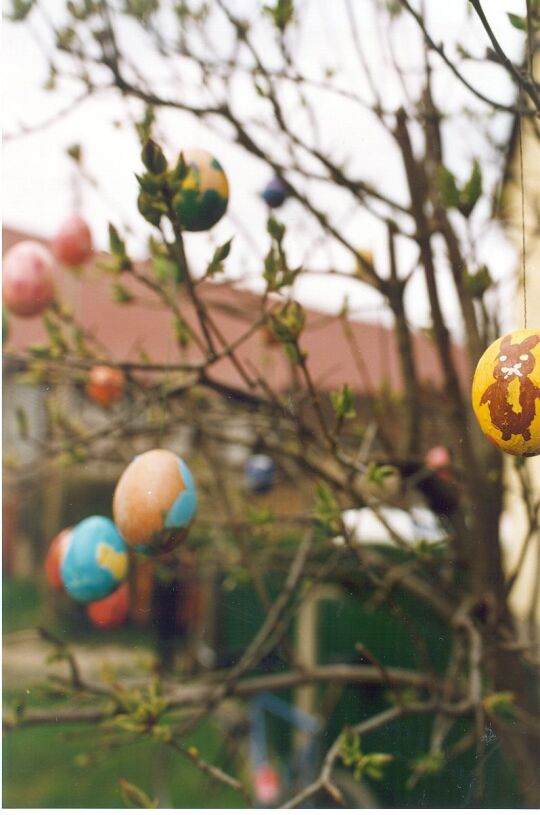 Osterschmuck im Garten