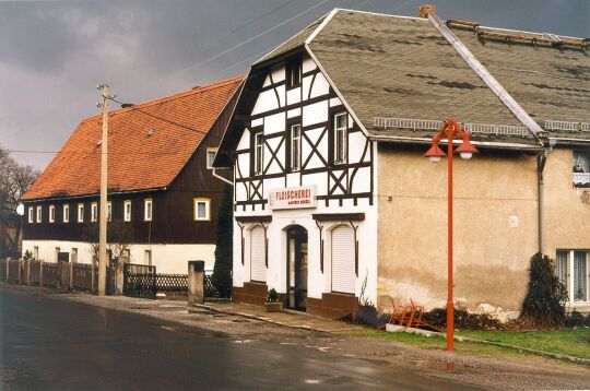 Wohngebäude und Fleischerei an der Hauptstraße in Gohrisch