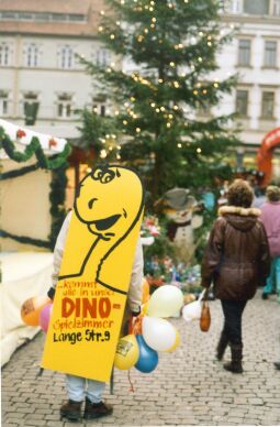 Bild: Reklameläufer auf dem Weihnachtsmarkt in Pirna