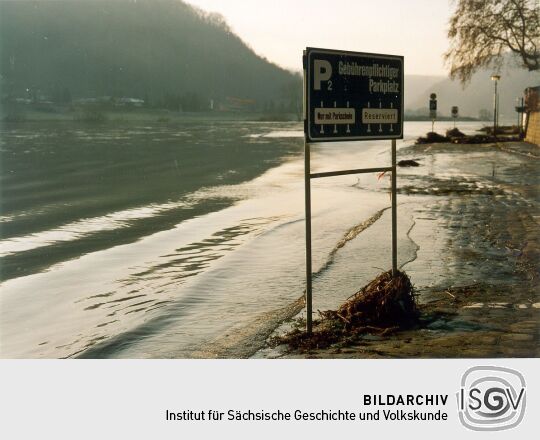 Parkplatzsperrung wegen eines Hochwassers