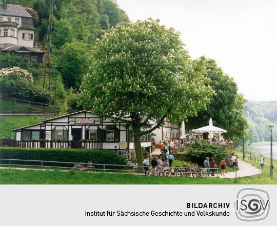 Elbufer mit Gaststätte in Rathen