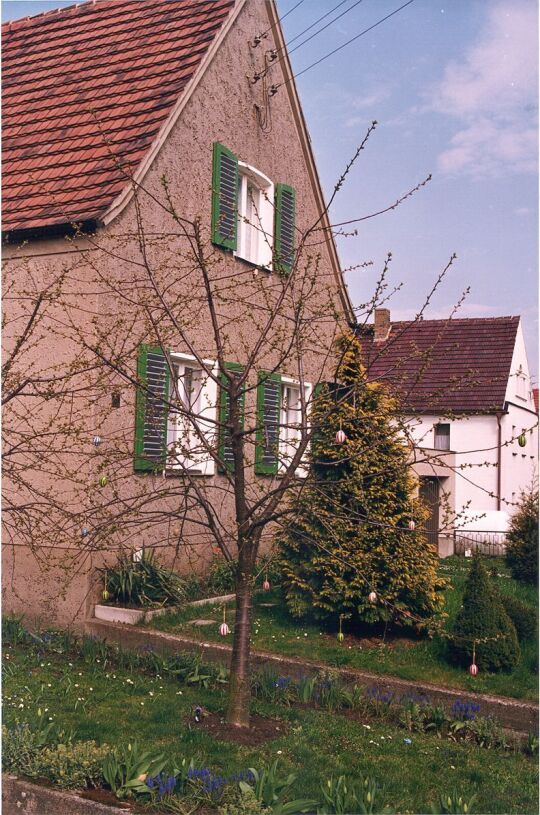 Osterschmuck im Garten