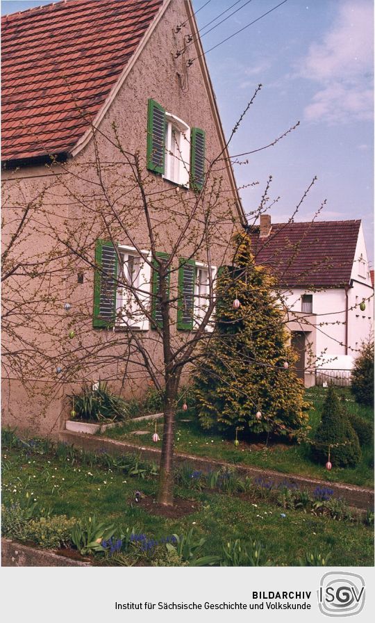 Osterschmuck im Garten