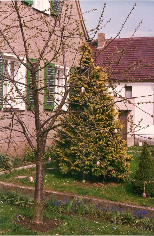 Osterschmuck im Garten