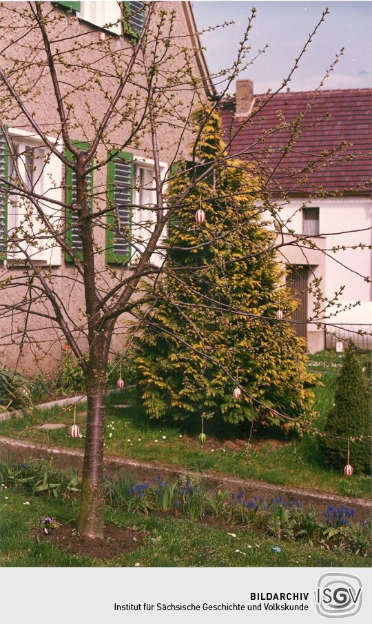 Osterschmuck im Garten