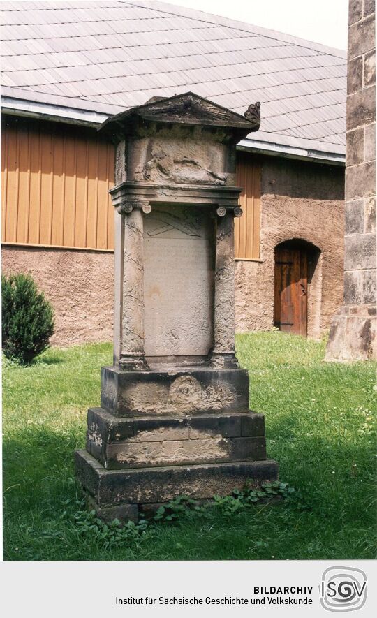 Grabstele an der Dittersbacher Kirche