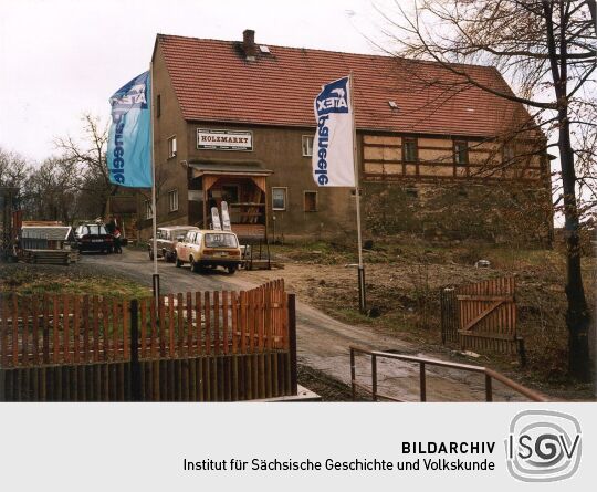 Holzmarkt in einem alten Wohnstallhaus in Struppen