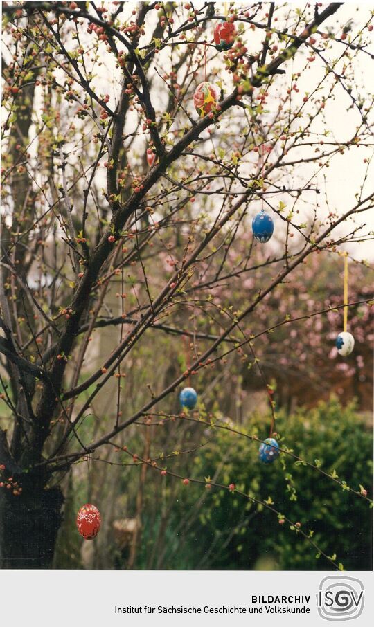 Osterschmuck im Garten
