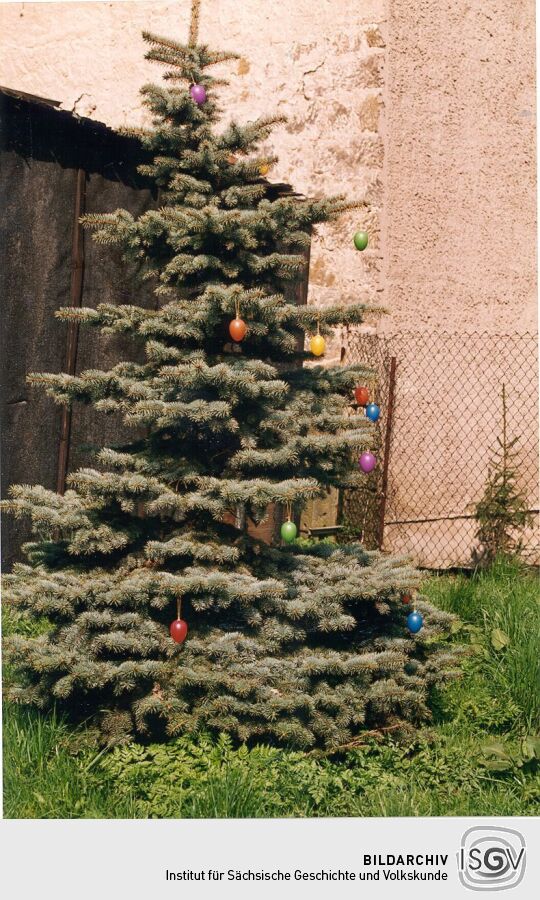 Osterschmuck im Garten