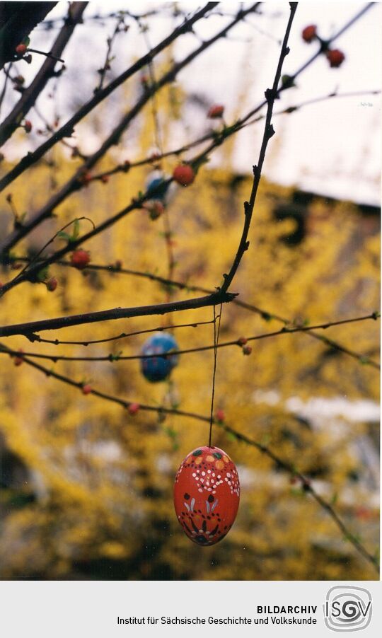 Osterschmuck im Garten