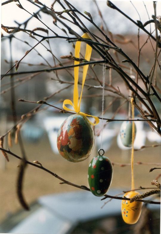 Osterschmuck im Garten