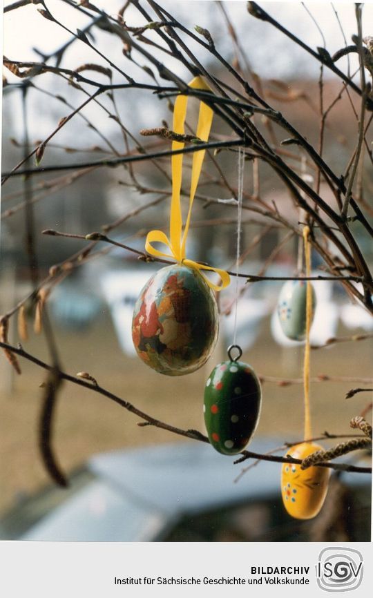 Osterschmuck im Garten