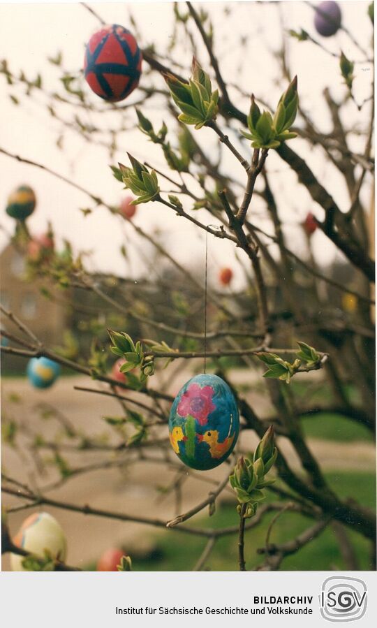Osterschmuck im Garten