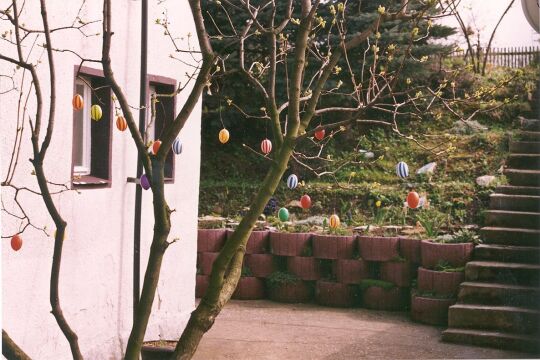 Osterschmuck im Garten