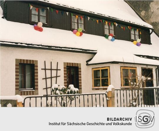 Geschmücktes Wohnhaus beim Skifasching in Geising
