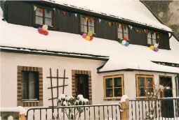 Bild: Geschmücktes Wohnhaus beim Skifasching in Geising