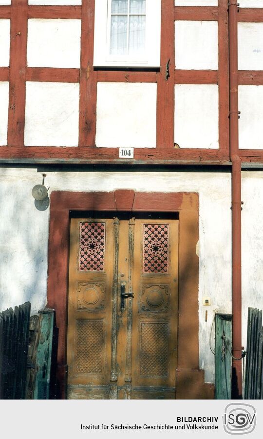 Haustür eines Wohnhauses in Langenbernsdorf