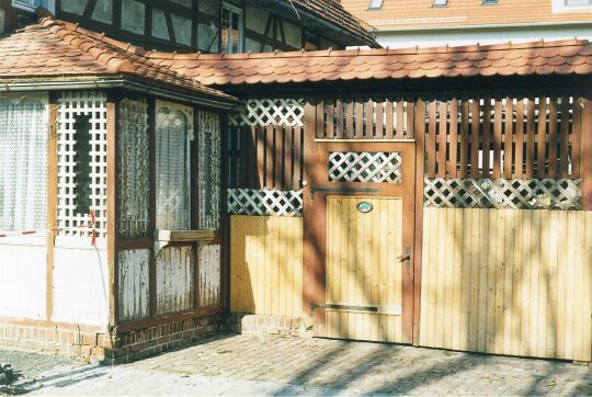 Verbretterte Hofeinfahrt mit Holzlaube in Langenbernsdorf