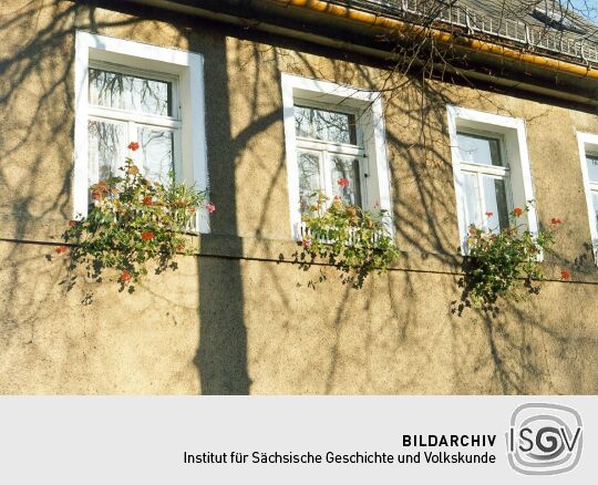 Blumenschmuck an einem Wohnhaus in Werdau