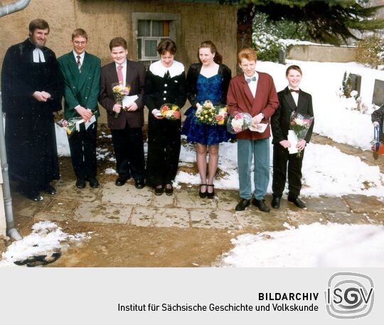 Konfirmanden und Pfarrer vor der Kirche von Kleinröhrsdorf