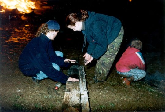 Schwärzen der Gesichter zur Walpurgisnacht in Mengelsdorf