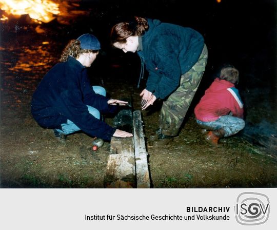 Schwärzen der Gesichter zur Walpurgisnacht in Mengelsdorf