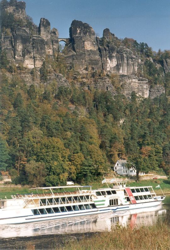 Schiff auf der Elbe mit Blick zur Bastei