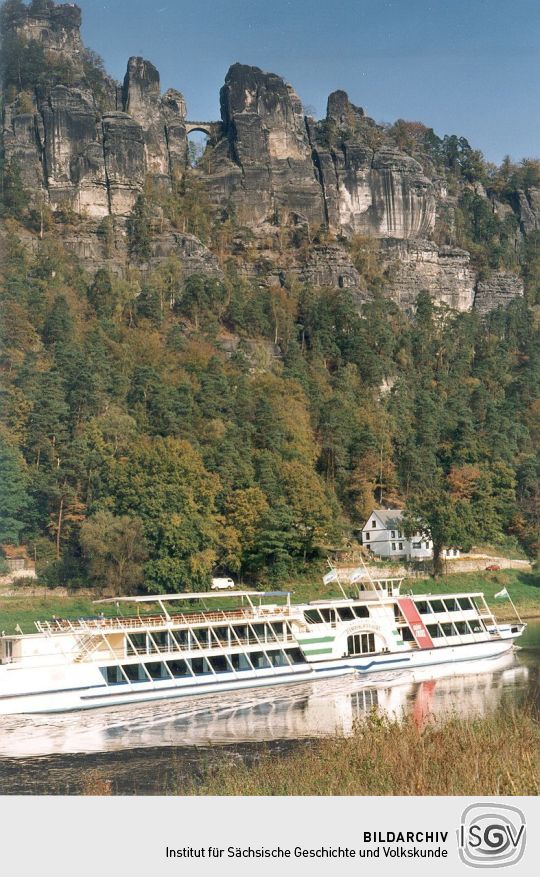 Schiff auf der Elbe mit Blick zur Bastei