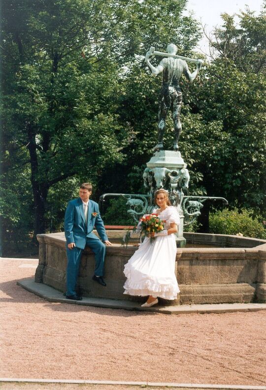 Hochzeitspaar vor einem Brunnen in Dohna