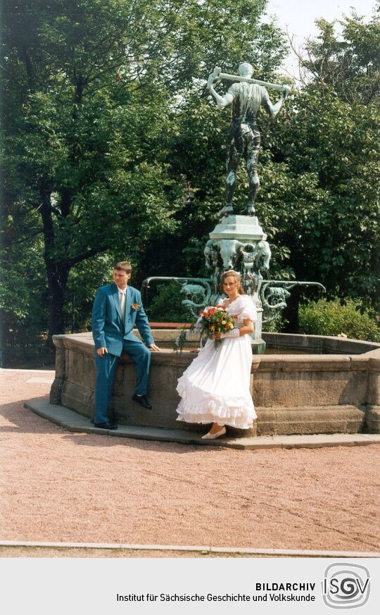 Hochzeitspaar vor einem Brunnen in Dohna