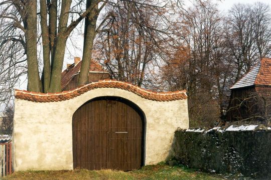 Hintere Hofeinfahrt des Pfarrhof in Lomnitz