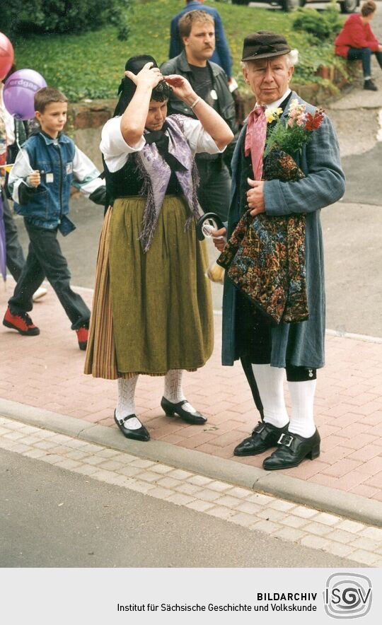 Paar mit vogtländischer Tracht  beim Festumzug  in Rochlitz
