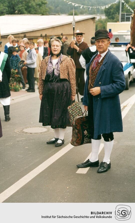 Paar in vogtländischer Tracht beim Festumzug  in Rochlitz