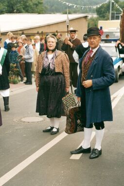 Bild: Paar in vogtländischer Tracht beim Festumzug  in Rochlitz
