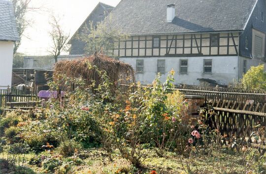 Vorgarten und Fachwerkscheune eines Bauernhofes in Langenbernsdorf