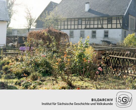 Vorgarten und Fachwerkscheune eines Bauernhofes in Langenbernsdorf