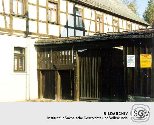 Eingang zur alten Pfarre in Steinpleis