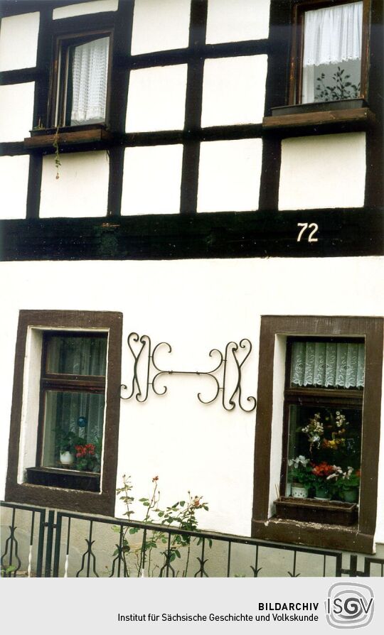 Wohnhaus mit schmiedeeisernem Schmuck in Hirschfeld