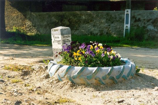 Verkehrsinsel mit Blumenschmuck in Beckwitz