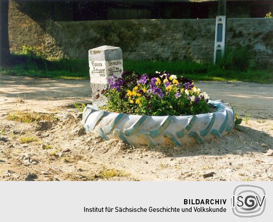 Verkehrsinsel mit Blumenschmuck in Beckwitz