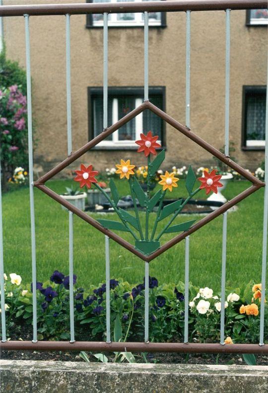 Zaun mit Blumenmotiv in Frauenhain