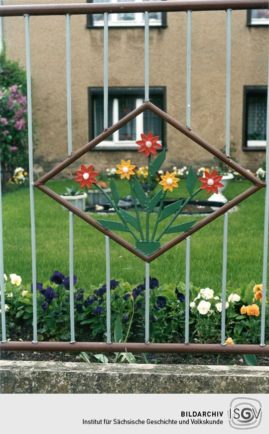 Zaun mit Blumenmotiv in Frauenhain