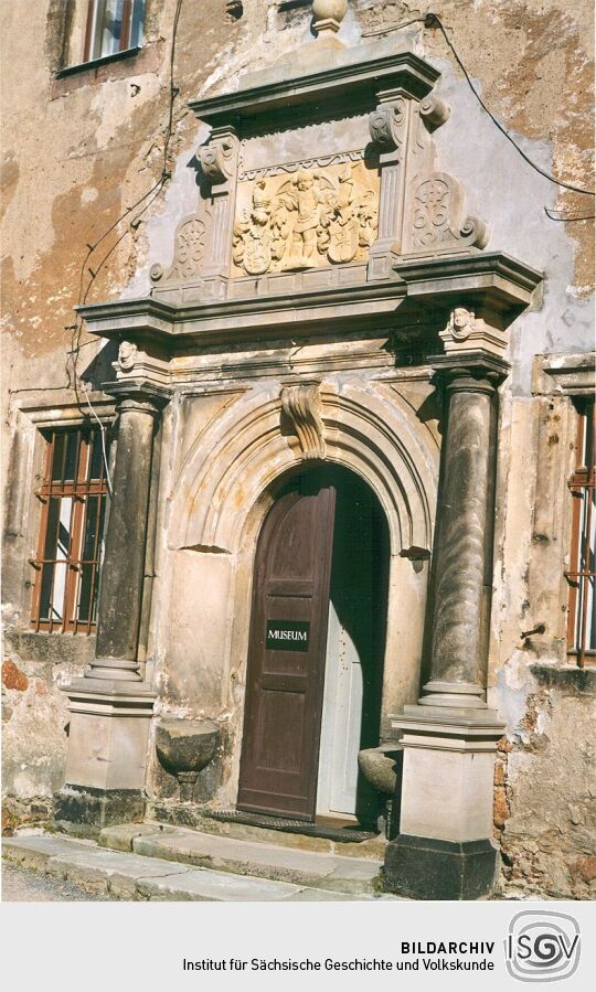 Portal des Schlosses in Frauenstein
