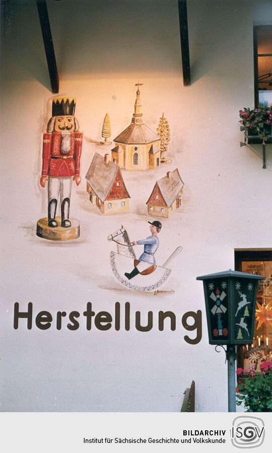 Werbung an einer Hauswand in Seiffen