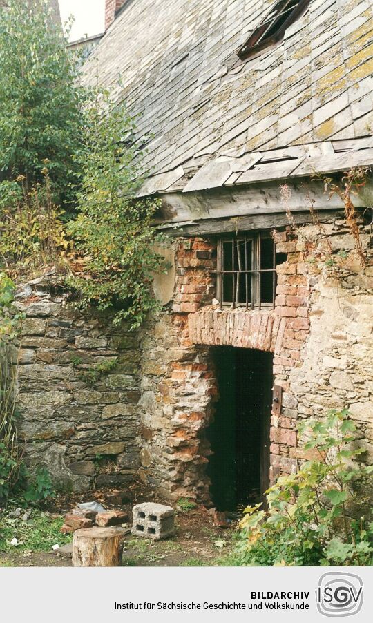 Eingang zu einer alten Schmelzhütte in Grünthal